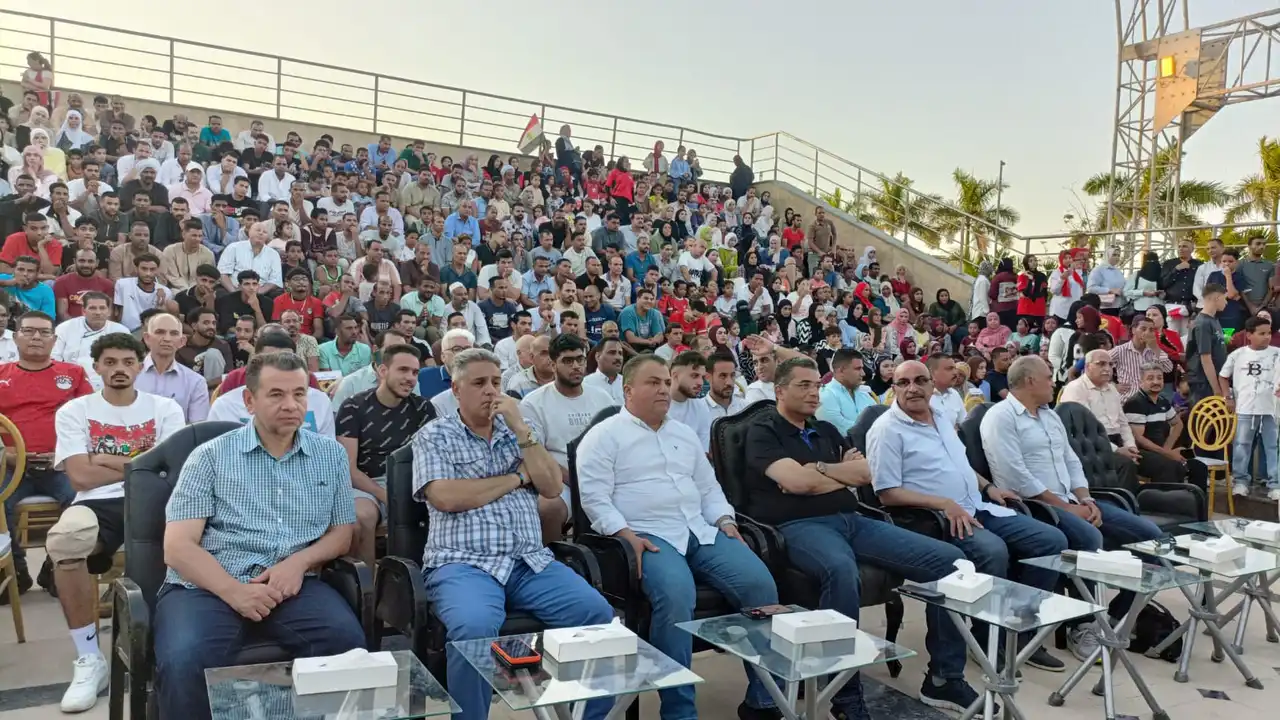 محافظ البحر الأحمر يحتفل مع المواطنين بمشاهدة مباراة مصر والأرجنتين في الغردقة